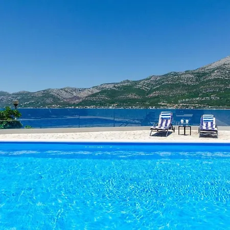 Luxury Seafront Gabriela With Pool And Gym