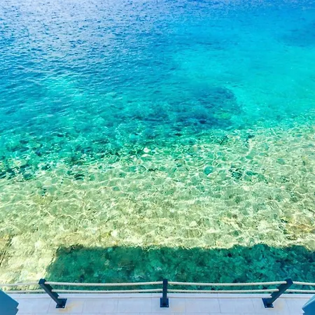 Βίλα Luxury Seafront Gabriela With Pool And Gym