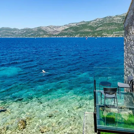 Luxury Seafront Gabriela With Pool And Gym