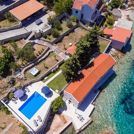Βίλα Luxury Seafront Gabriela With Pool And Gym *