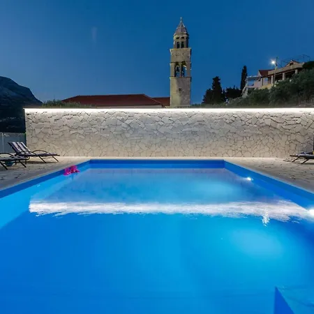 Βίλα Luxury Seafront Gabriela With Pool And Gym *