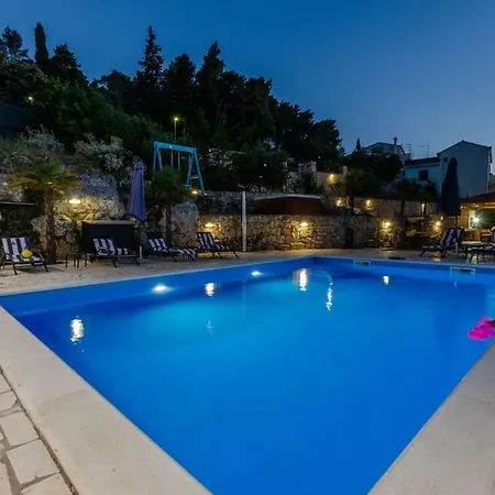 Βίλα Luxury Seafront Gabriela With Pool And Gym Κόρτσουλα