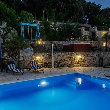 Luxury Seafront Gabriela With Pool And Gym