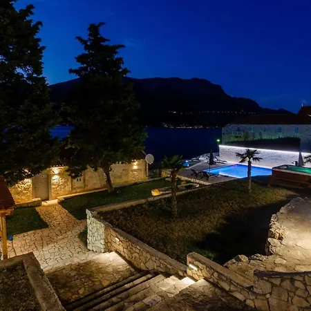 Luxury Seafront Gabriela With Pool And Gym Βίλα