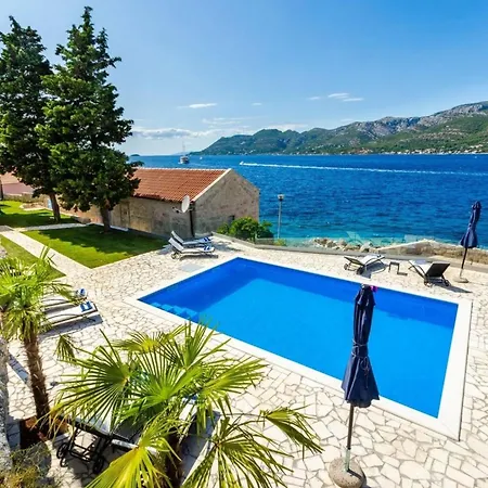 Villa Luxury Seafront Gabriela With Pool And Gym *
