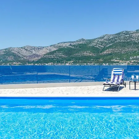 Luxury Seafront Gabriela With Pool And Gym Villa