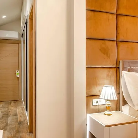 Villa Luxury Seafront Gabriela With Pool And Gym