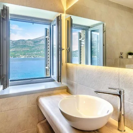 Luxury Seafront Gabriela With Pool And Gym Villa