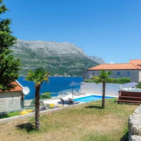 Villa Luxury Seafront Gabriela With Pool And Gym *