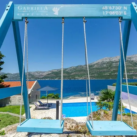 Villa Luxury Seafront Gabriela With Pool And Gym *