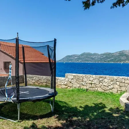 Luxury Seafront Gabriela With Pool And Gym