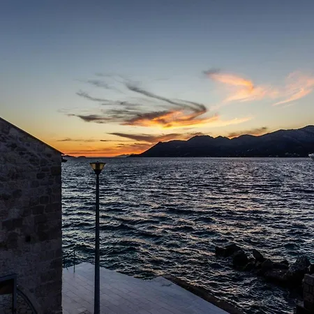 Luxury Seafront Gabriela With Pool And Gym Villa