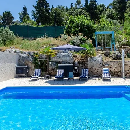 Luxury Seafront Gabriela With Pool And Gym Villa *