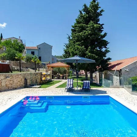 Luxury Seafront Gabriela With Pool And Gym *