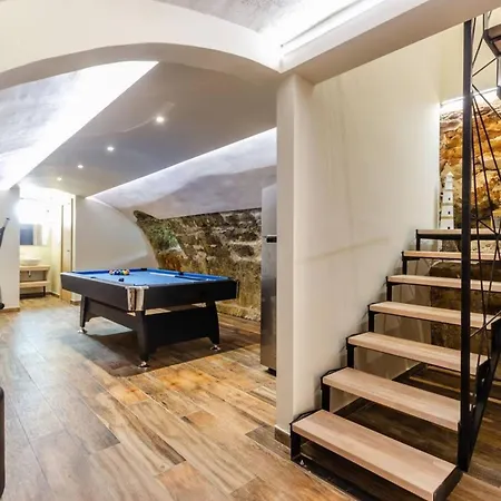Luxury Seafront Gabriela With Pool And Gym