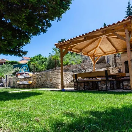Luxury Seafront Gabriela With Pool And Gym Villa