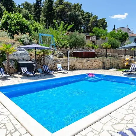 Luxury Seafront Gabriela With Pool And Gym *