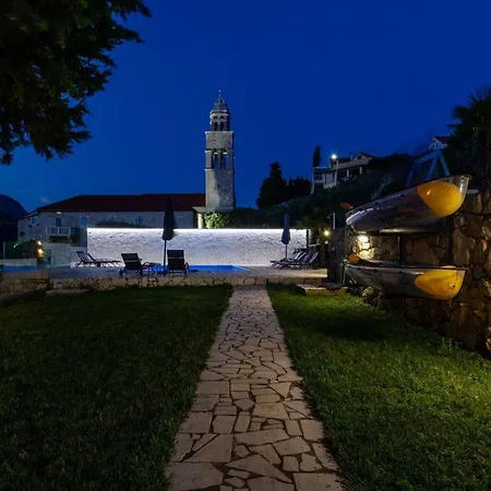 Luxury Seafront Gabriela With Pool And Gym Villa